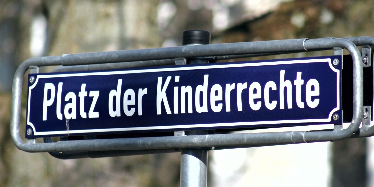 Straßenschild Platz der Kinderrechte
