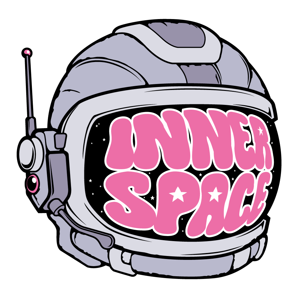 Logo des INNER SPACE: Ein comic-hafter, aber dennoch detailreicher Austronaut:innen-Helm mit dem Namen "INNER SPACE" grß auf dem Visier stehend.