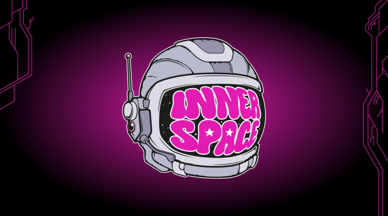 Dunkles Bild mit lila Highlight in der Mitte. Nach außen hin wird der Hintergrund zu Schwarz. An den Seiten sind elektronisch anmutende Linien angebracht. In der Mitte das Logo des INNER SPACE: Ein comic-hafter, aber dennoch detailreicher Austronaut:innen-Helm mit dem Namen "INNER SPACE" groß auf dem Visier stehend.